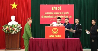 Lá phiếu bầu từ những cử tri đặc biệt ở trại tạm giam