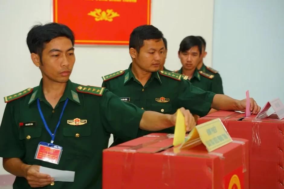 Lâm Đồng: Cán bộ, chiến sĩ bỏ phiếu sớm tại 5 điểm vùng biên giới, khu vực huấn luyện Lâm Đồng: Cán bộ, chiến sĩ bỏ phiếu sớm tại 5 điểm vùng biên giới, khu vực huấn luyện