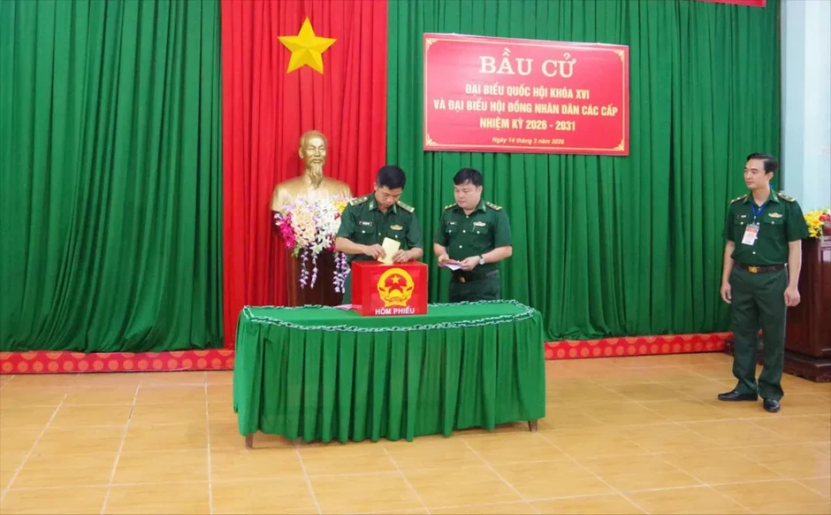 Lâm Đồng: Cán bộ, chiến sĩ bỏ phiếu sớm tại 5 điểm vùng biên giới, khu vực huấn luyện Lâm Đồng: Cán bộ, chiến sĩ bỏ phiếu sớm tại 5 điểm vùng biên giới, khu vực huấn luyện