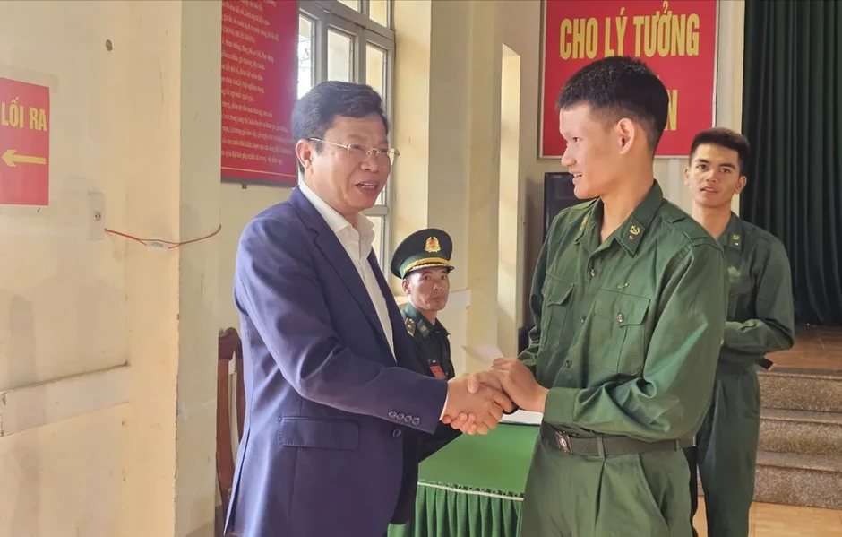 Lâm Đồng: Cán bộ, chiến sĩ bỏ phiếu sớm tại 5 điểm vùng biên giới, khu vực huấn luyện Lâm Đồng: Cán bộ, chiến sĩ bỏ phiếu sớm tại 5 điểm vùng biên giới, khu vực huấn luyện