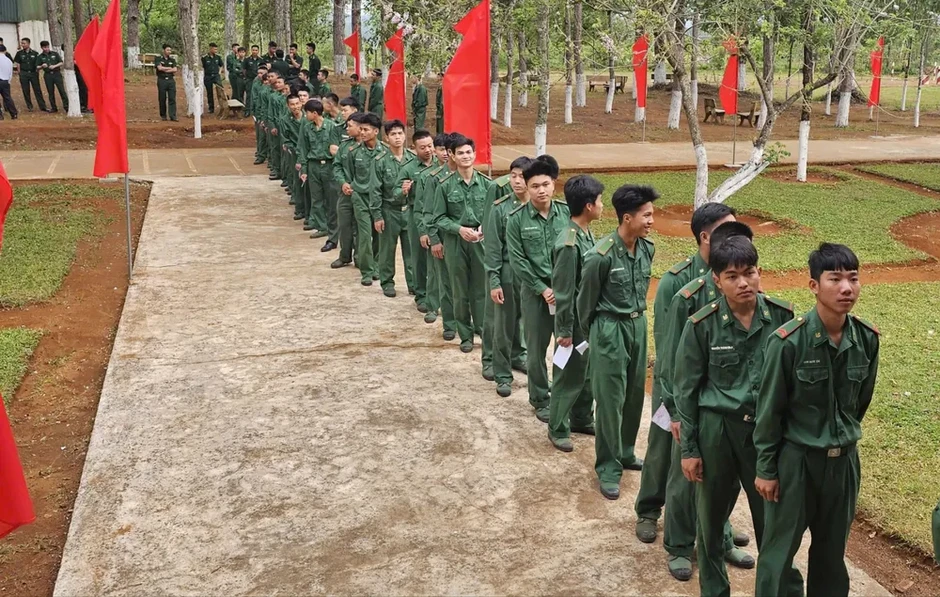 Lâm Đồng: Cán bộ, chiến sĩ bỏ phiếu sớm tại 5 điểm vùng biên giới, khu vực huấn luyện Lâm Đồng: Cán bộ, chiến sĩ bỏ phiếu sớm tại 5 điểm vùng biên giới, khu vực huấn luyện