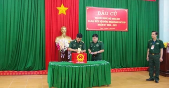 Lâm Đồng: Cán bộ, chiến sĩ bỏ phiếu sớm tại 5 điểm vùng biên giới, khu vực huấn luyện