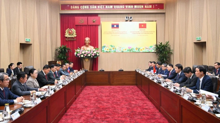 Làm sâu sắc hơn nữa quan hệ hữu nghị vĩ đại Việt Nam-Lào Làm sâu sắc hơn nữa quan hệ hữu nghị vĩ đại Việt Nam-Lào