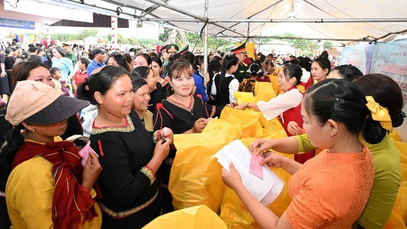 Làm tốt hơn nữa công tác dân vận thông qua hoạt động công đoàn Quân đội Làm tốt hơn nữa công tác dân vận thông qua hoạt động công đoàn Quân đội