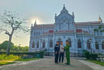 Làm việc ngày đêm in thẻ cử tri cho gần 20.000 người ở xã có gần 90% giáo dân