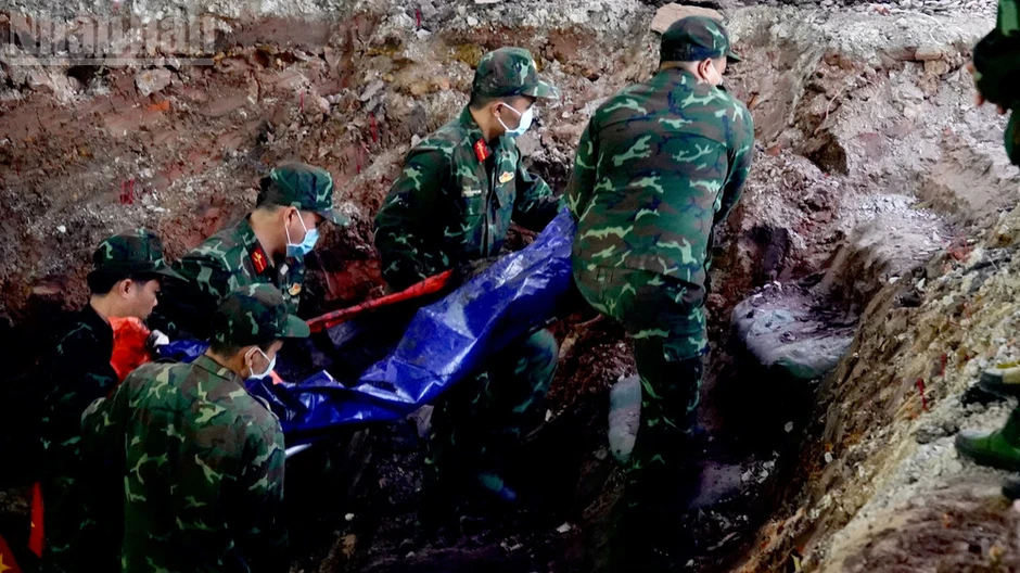 Lần đầu phát hiện bộ hài cốt tập thể liệt sĩ tại Công viên Lê Thị Riêng Lần đầu phát hiện bộ hài cốt tập thể liệt sĩ tại Công viên Lê Thị Riêng