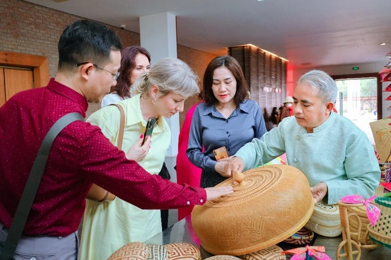 Lan tỏa giá trị nghiên cứu khoa học về phát triển văn hóa Việt Nam Lan tỏa giá trị nghiên cứu khoa học về phát triển văn hóa Việt Nam