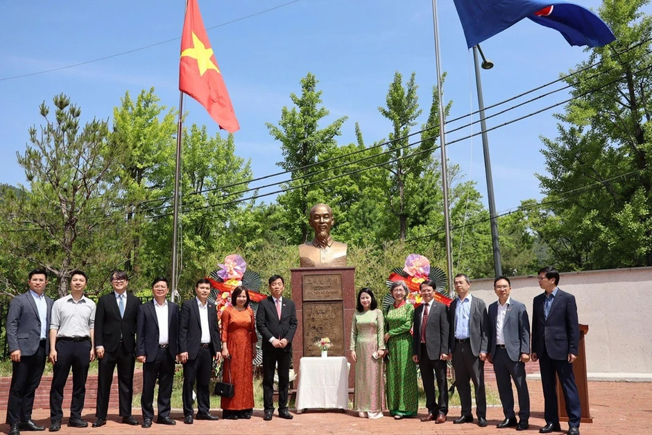 Lan tỏa giá trị nhân văn cao đẹp của tư tưởng Hồ Chí Minh tới bạn bè quốc tế tại Hàn Quốc Lan tỏa giá trị nhân văn cao đẹp của tư tưởng Hồ Chí Minh tới bạn bè quốc tế tại Hàn Quốc
