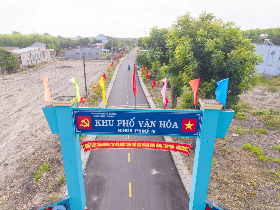Lan tỏa sắc đỏ cờ Tổ quốc trên những tuyến đường xanh Lan tỏa sắc đỏ cờ Tổ quốc trên những tuyến đường xanh