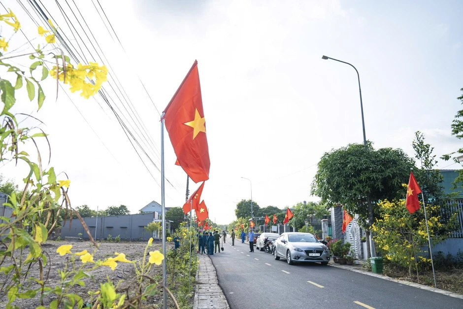 Lan tỏa sắc đỏ cờ Tổ quốc trên những tuyến đường xanh Lan tỏa sắc đỏ cờ Tổ quốc trên những tuyến đường xanh