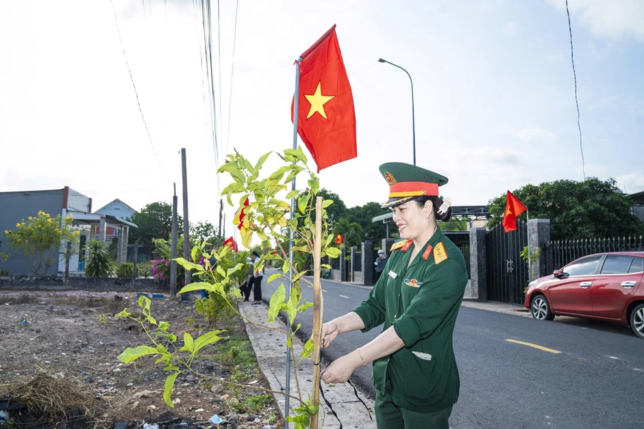 Lan tỏa sắc đỏ cờ Tổ quốc trên những tuyến đường xanh Lan tỏa sắc đỏ cờ Tổ quốc trên những tuyến đường xanh
