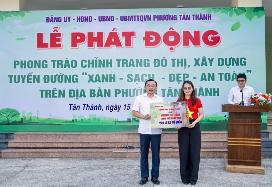 Lan tỏa sắc đỏ cờ Tổ quốc trên những tuyến đường xanh Lan tỏa sắc đỏ cờ Tổ quốc trên những tuyến đường xanh