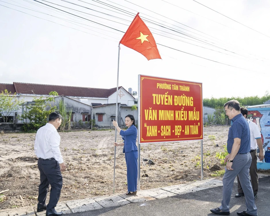 Lan tỏa sắc đỏ cờ Tổ quốc trên những tuyến đường xanh Lan tỏa sắc đỏ cờ Tổ quốc trên những tuyến đường xanh