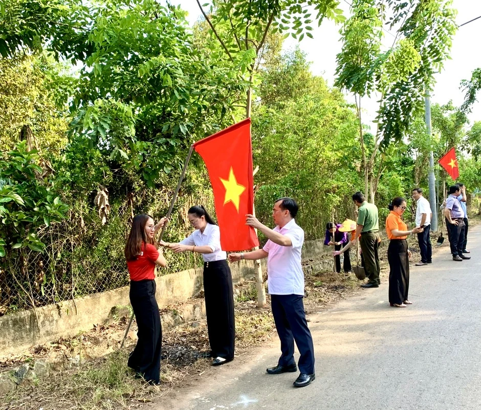 Lan tỏa sắc đỏ cờ Tổ quốc trên những tuyến đường xanh Lan tỏa sắc đỏ cờ Tổ quốc trên những tuyến đường xanh
