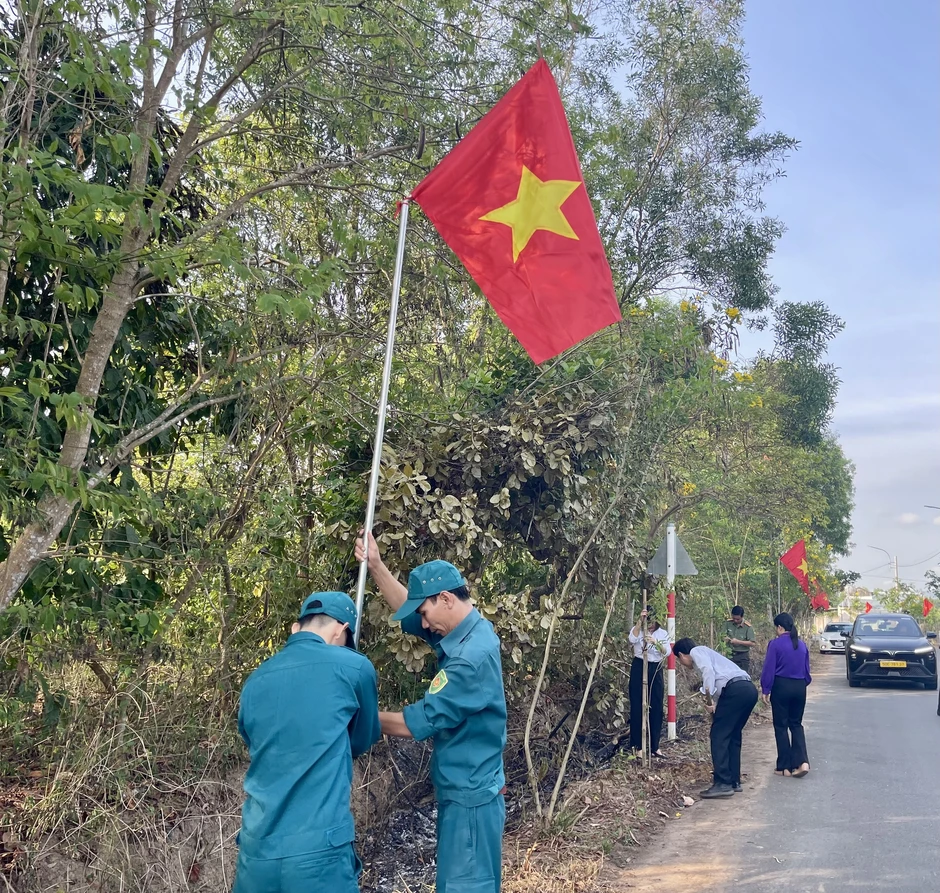 Lan tỏa sắc đỏ cờ Tổ quốc trên những tuyến đường xanh Lan tỏa sắc đỏ cờ Tổ quốc trên những tuyến đường xanh