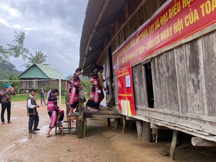 Làng biệt lập giữa đại ngàn Gia Lai hoàn thành bầu cử sớm Làng biệt lập giữa đại ngàn Gia Lai hoàn thành bầu cử sớm