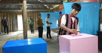 Làng biệt lập giữa đại ngàn Gia Lai hoàn thành bầu cử sớm
