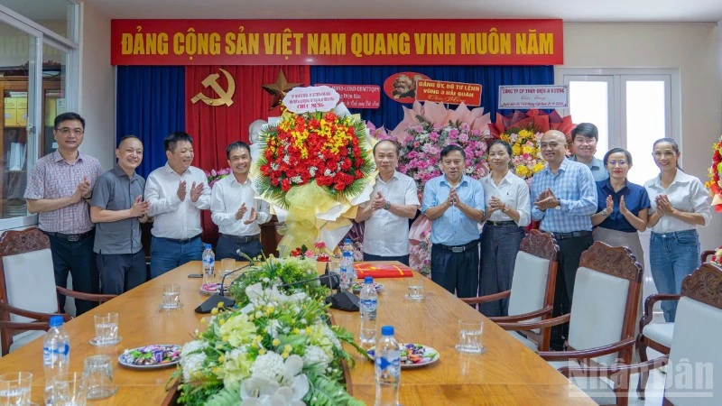 Lãnh đạo Ban Tuyên giáo và Dân vận Trung ương thăm, chúc mừng Đại diện Báo Nhân Dân tại miền trung-Tây Nguyên Lãnh đạo Ban Tuyên giáo và Dân vận Trung ương thăm, chúc mừng Đại diện Báo Nhân Dân tại miền trung-Tây Nguyên