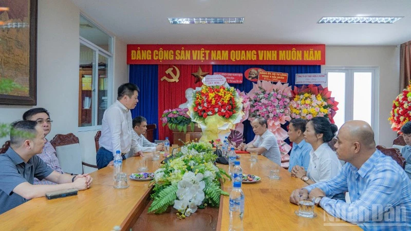 Lãnh đạo Ban Tuyên giáo và Dân vận Trung ương thăm, chúc mừng Đại diện Báo Nhân Dân tại miền trung-Tây Nguyên Lãnh đạo Ban Tuyên giáo và Dân vận Trung ương thăm, chúc mừng Đại diện Báo Nhân Dân tại miền trung-Tây Nguyên