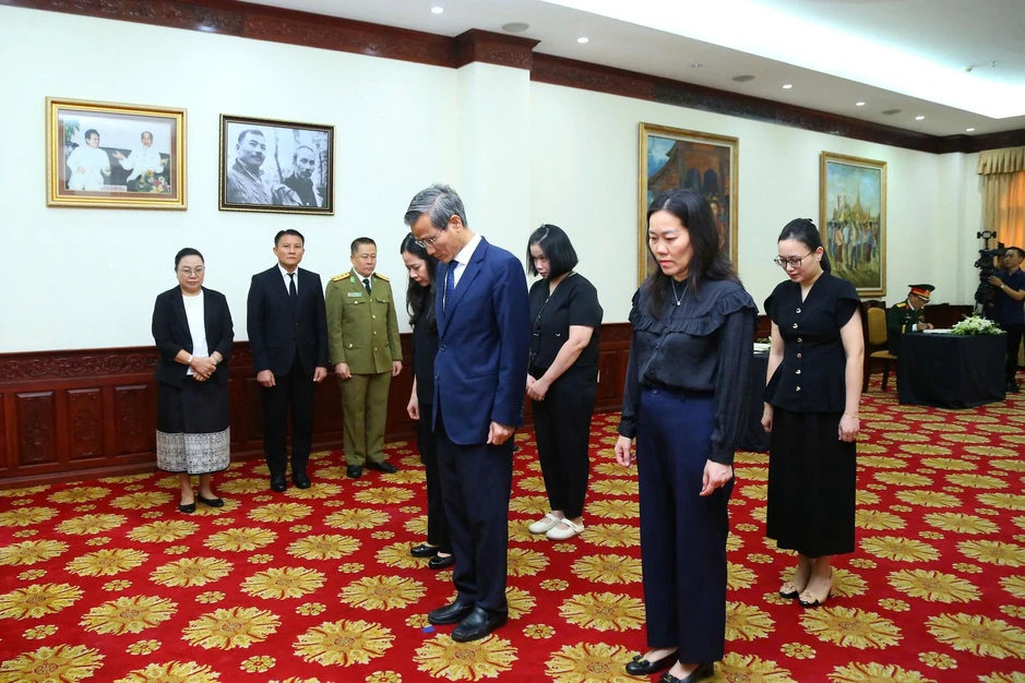 Lãnh đạo Bộ Nội vụ viếng Chủ tịch Quốc hội Lào Saysomphone Phomvihane Lãnh đạo Bộ Nội vụ viếng Chủ tịch Quốc hội Lào Saysomphone Phomvihane