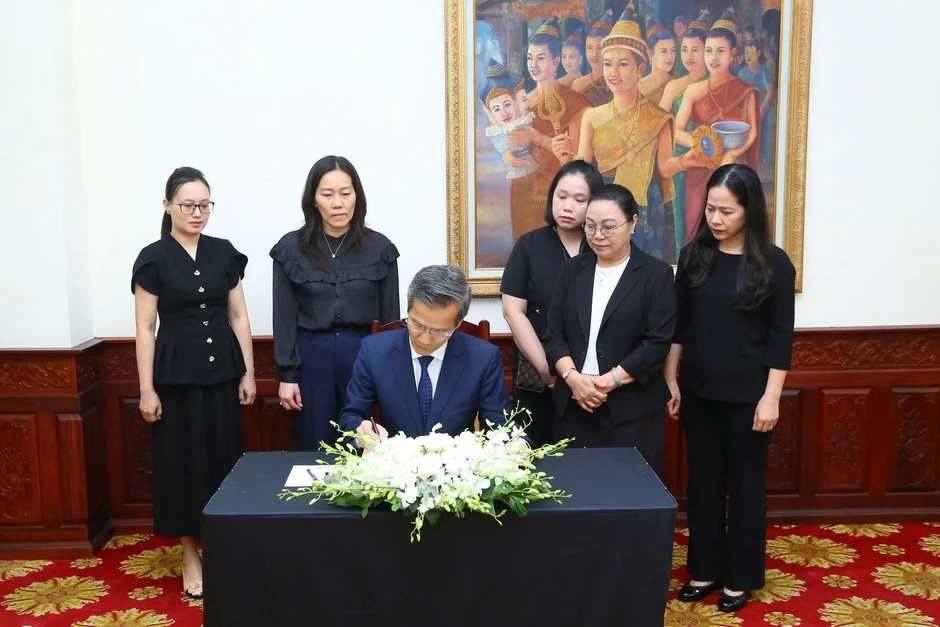 Lãnh đạo Bộ Nội vụ viếng Chủ tịch Quốc hội Lào Saysomphone Phomvihane Lãnh đạo Bộ Nội vụ viếng Chủ tịch Quốc hội Lào Saysomphone Phomvihane