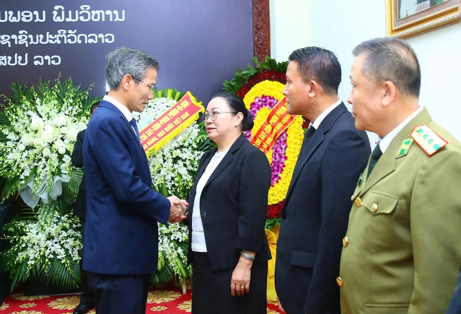 Lãnh đạo Bộ Nội vụ viếng Chủ tịch Quốc hội Lào Saysomphone Phomvihane Lãnh đạo Bộ Nội vụ viếng Chủ tịch Quốc hội Lào Saysomphone Phomvihane