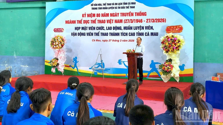 Lãnh đạo Cà Mau thăm lực lượng dân quân tự vệ và các vận động viên Lãnh đạo Cà Mau thăm lực lượng dân quân tự vệ và các vận động viên