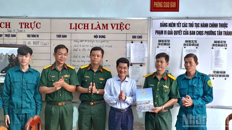 Lãnh đạo Cà Mau thăm lực lượng dân quân tự vệ và các vận động viên Lãnh đạo Cà Mau thăm lực lượng dân quân tự vệ và các vận động viên