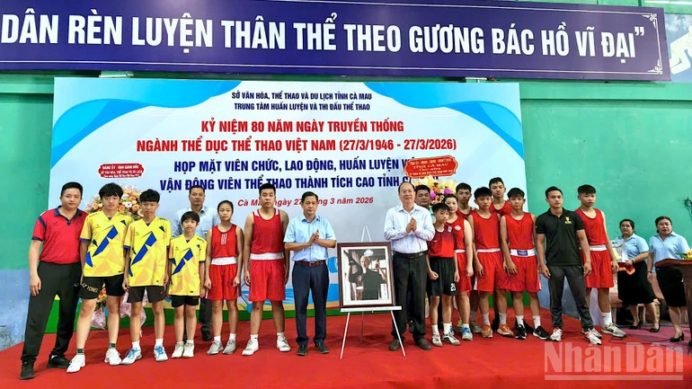 Lãnh đạo Cà Mau thăm lực lượng dân quân tự vệ và các vận động viên Lãnh đạo Cà Mau thăm lực lượng dân quân tự vệ và các vận động viên