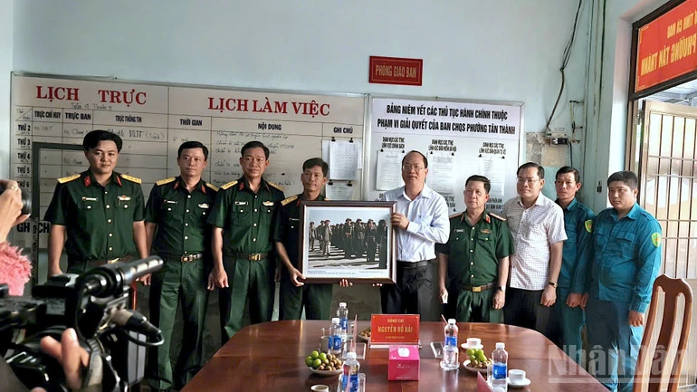 Lãnh đạo Cà Mau thăm lực lượng dân quân tự vệ và các vận động viên Lãnh đạo Cà Mau thăm lực lượng dân quân tự vệ và các vận động viên