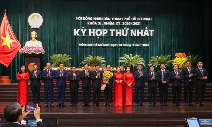 Lãnh đạo chủ chốt HĐND TPHCM khóa mới ra mắt Lãnh đạo chủ chốt HĐND TPHCM khóa mới ra mắt