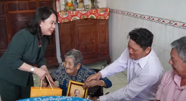 Lãnh đạo Đảng, Nhà nước chăm lo các gia đình chính sách ở nhiều địa phương Lãnh đạo Đảng, Nhà nước chăm lo các gia đình chính sách ở nhiều địa phương