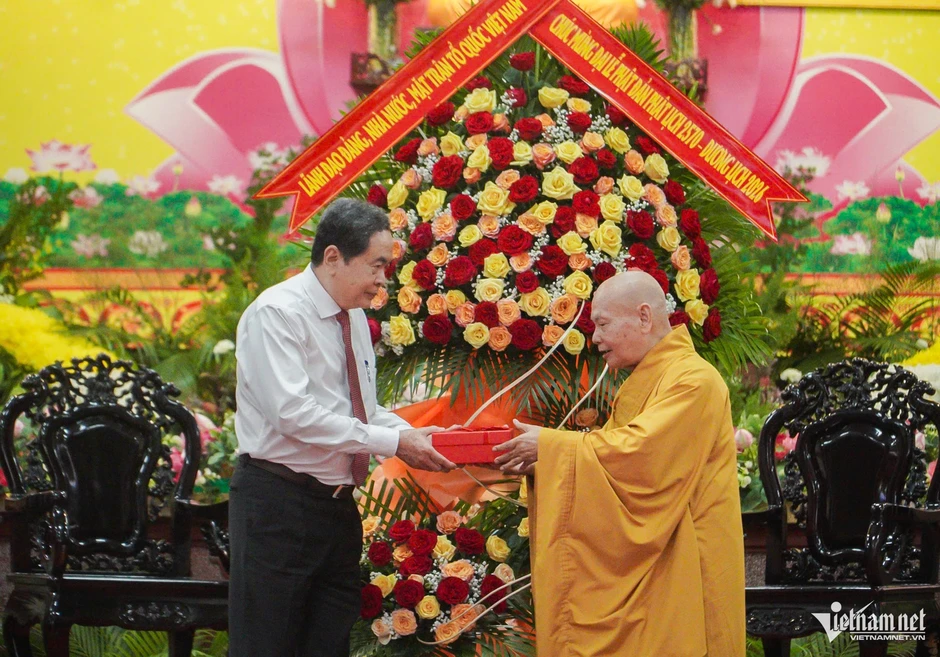 Lãnh đạo Đảng, Nhà nước chúc mừng Đại lễ Phật đản tại TPHCM Lãnh đạo Đảng, Nhà nước chúc mừng Đại lễ Phật đản tại TPHCM