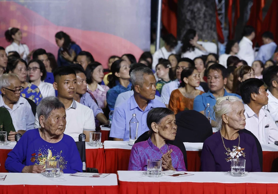 Lãnh đạo Đảng, Nhà nước dự Cầu truyền hình 'Sao sáng dẫn đường' Lãnh đạo Đảng, Nhà nước dự Cầu truyền hình 'Sao sáng dẫn đường'