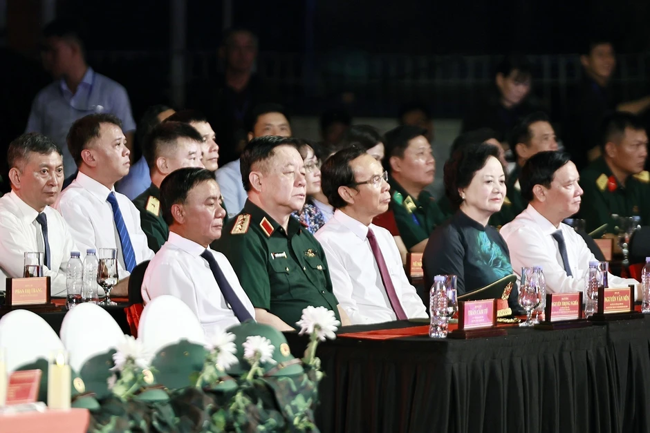 Lãnh đạo Đảng, Nhà nước dự Cầu truyền hình 'Sao sáng dẫn đường' Lãnh đạo Đảng, Nhà nước dự Cầu truyền hình 'Sao sáng dẫn đường'