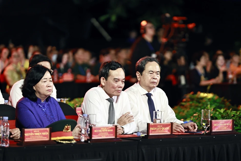 Lãnh đạo Đảng, Nhà nước dự Cầu truyền hình 'Sao sáng dẫn đường' Lãnh đạo Đảng, Nhà nước dự Cầu truyền hình 'Sao sáng dẫn đường'