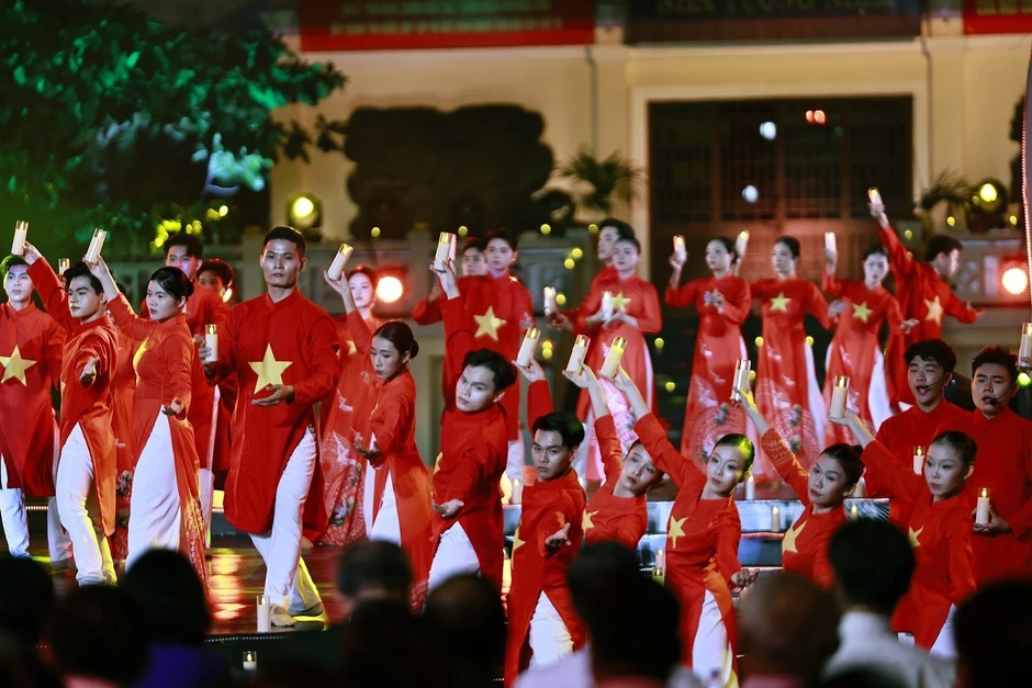 Lãnh đạo Đảng, Nhà nước dự Cầu truyền hình 'Sao sáng dẫn đường' Lãnh đạo Đảng, Nhà nước dự Cầu truyền hình 'Sao sáng dẫn đường'