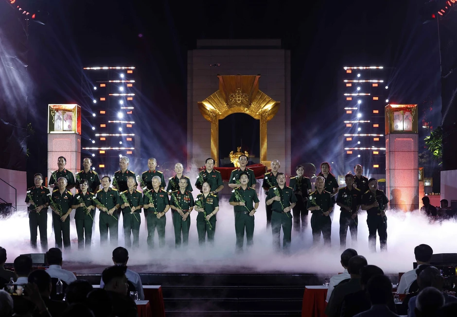 Lãnh đạo Đảng, Nhà nước dự Cầu truyền hình 'Sao sáng dẫn đường' Lãnh đạo Đảng, Nhà nước dự Cầu truyền hình 'Sao sáng dẫn đường'