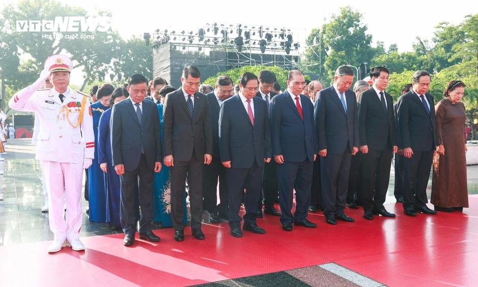 Lãnh đạo Đảng, Nhà nước tưởng niệm các Anh hùng liệt sĩ, vào Lăng viếng Bác Lãnh đạo Đảng, Nhà nước tưởng niệm các Anh hùng liệt sĩ, vào Lăng viếng Bác