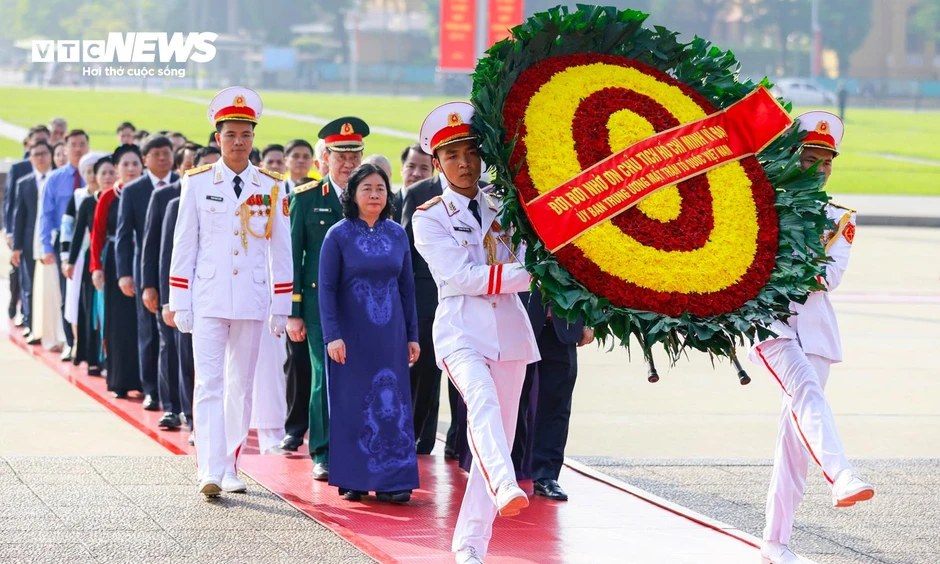 Lãnh đạo Đảng, Nhà nước tưởng niệm các Anh hùng liệt sĩ, vào Lăng viếng Bác Lãnh đạo Đảng, Nhà nước tưởng niệm các Anh hùng liệt sĩ, vào Lăng viếng Bác