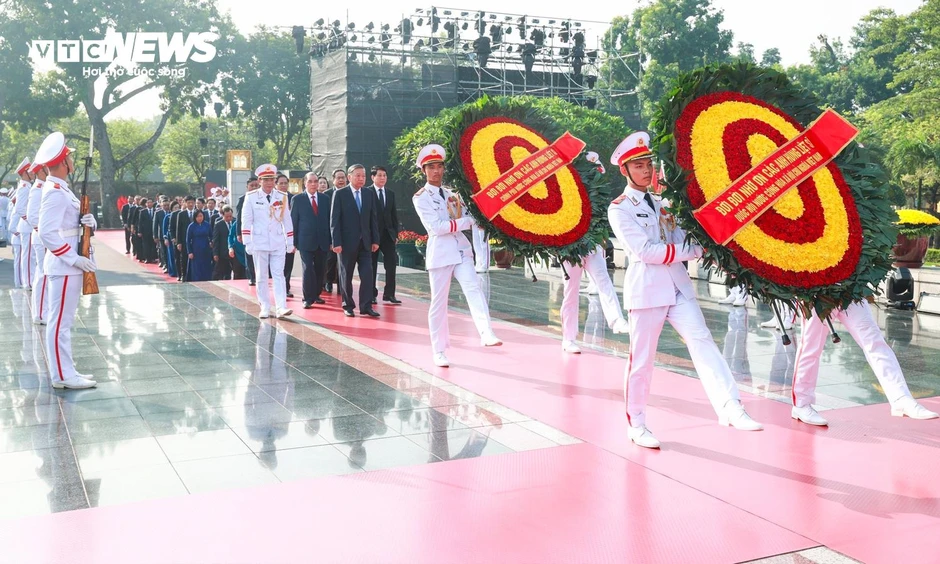 Lãnh đạo Đảng, Nhà nước tưởng niệm các Anh hùng liệt sĩ, vào Lăng viếng Bác Lãnh đạo Đảng, Nhà nước tưởng niệm các Anh hùng liệt sĩ, vào Lăng viếng Bác