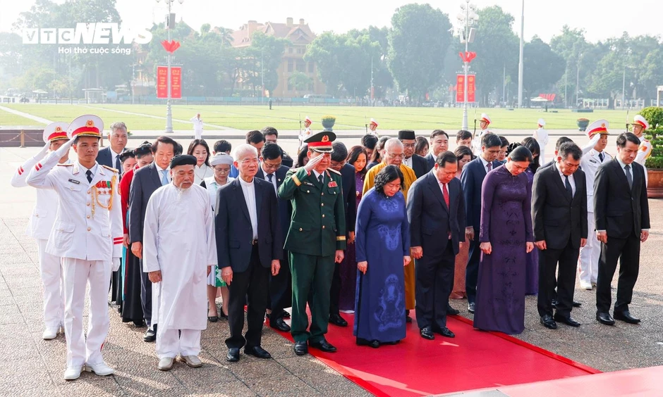 Lãnh đạo Đảng, Nhà nước tưởng niệm các Anh hùng liệt sĩ, vào Lăng viếng Bác Lãnh đạo Đảng, Nhà nước tưởng niệm các Anh hùng liệt sĩ, vào Lăng viếng Bác