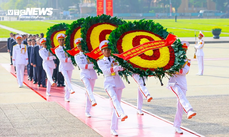 Lãnh đạo Đảng, Nhà nước tưởng niệm các Anh hùng liệt sĩ, vào Lăng viếng Bác Lãnh đạo Đảng, Nhà nước tưởng niệm các Anh hùng liệt sĩ, vào Lăng viếng Bác