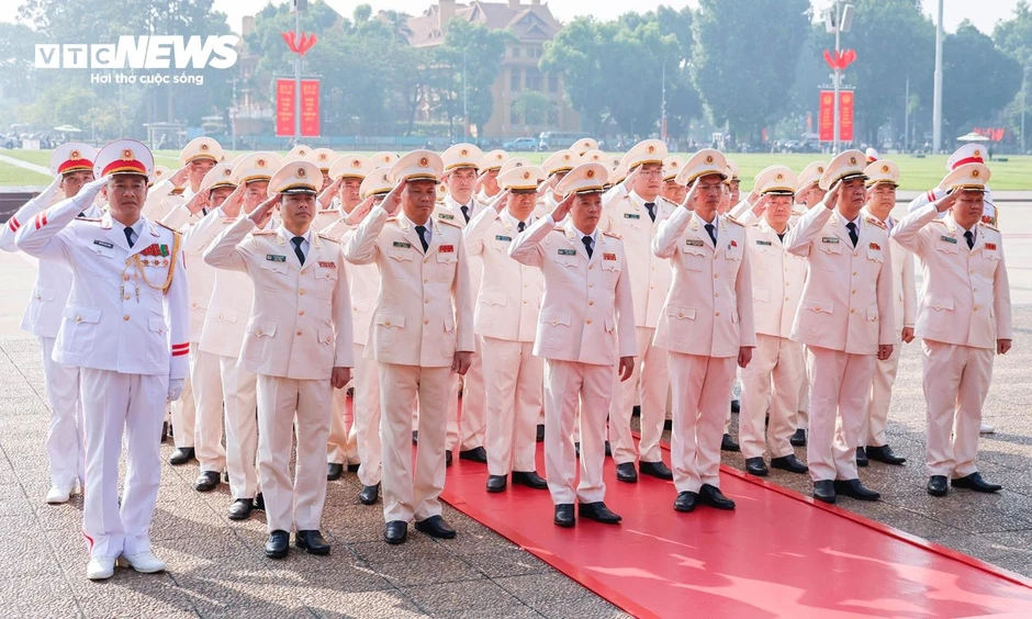 Lãnh đạo Đảng, Nhà nước tưởng niệm các Anh hùng liệt sĩ, vào Lăng viếng Bác Lãnh đạo Đảng, Nhà nước tưởng niệm các Anh hùng liệt sĩ, vào Lăng viếng Bác