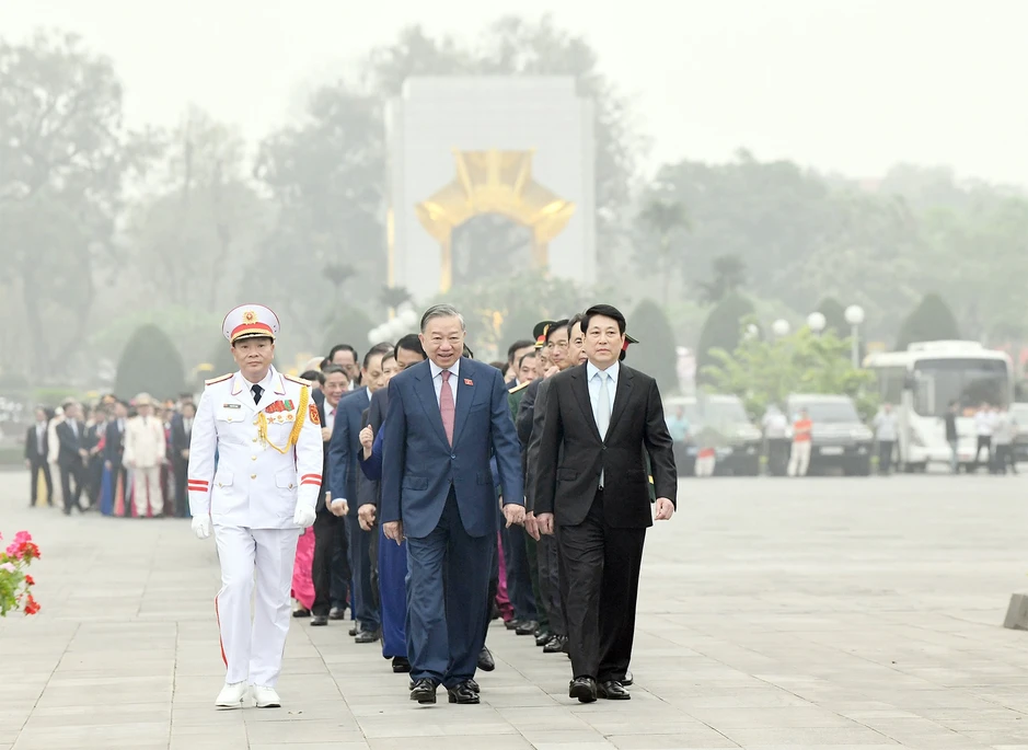Lãnh đạo Đảng, Nhà nước và các đại biểu Quốc hội vào Lăng viếng Chủ tịch Hồ Chí Minh Lãnh đạo Đảng, Nhà nước và các đại biểu Quốc hội vào Lăng viếng Chủ tịch Hồ Chí Minh