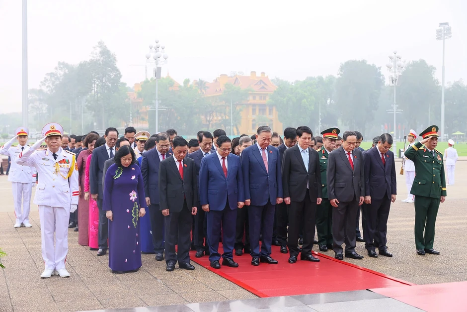 Lãnh đạo Đảng, Nhà nước và các đại biểu Quốc hội vào Lăng viếng Chủ tịch Hồ Chí Minh Lãnh đạo Đảng, Nhà nước và các đại biểu Quốc hội vào Lăng viếng Chủ tịch Hồ Chí Minh