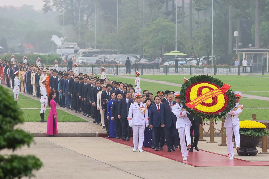 Lãnh đạo Đảng, Nhà nước và các đại biểu Quốc hội vào Lăng viếng Chủ tịch Hồ Chí Minh Lãnh đạo Đảng, Nhà nước và các đại biểu Quốc hội vào Lăng viếng Chủ tịch Hồ Chí Minh