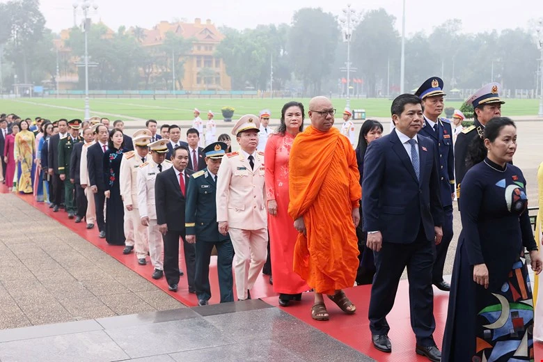 Lãnh đạo Đảng, Nhà nước và các đại biểu Quốc hội vào Lăng viếng Chủ tịch Hồ Chí Minh Lãnh đạo Đảng, Nhà nước và các đại biểu Quốc hội vào Lăng viếng Chủ tịch Hồ Chí Minh