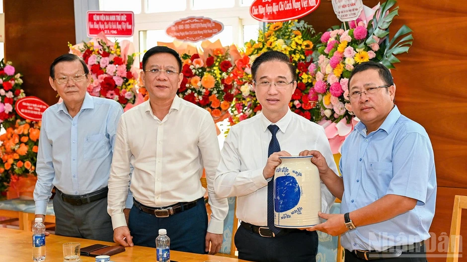 Lãnh đạo Thành ủy Thành phố Hồ Chí Minh thăm, chúc mừng Cơ quan đại diện Báo Nhân Dân tại khu vực miền nam