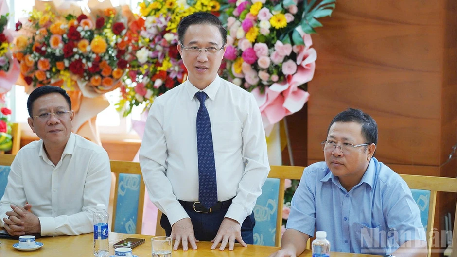 Lãnh đạo Thành ủy Thành phố Hồ Chí Minh thăm, chúc mừng Cơ quan đại diện Báo Nhân Dân tại khu vực miền nam